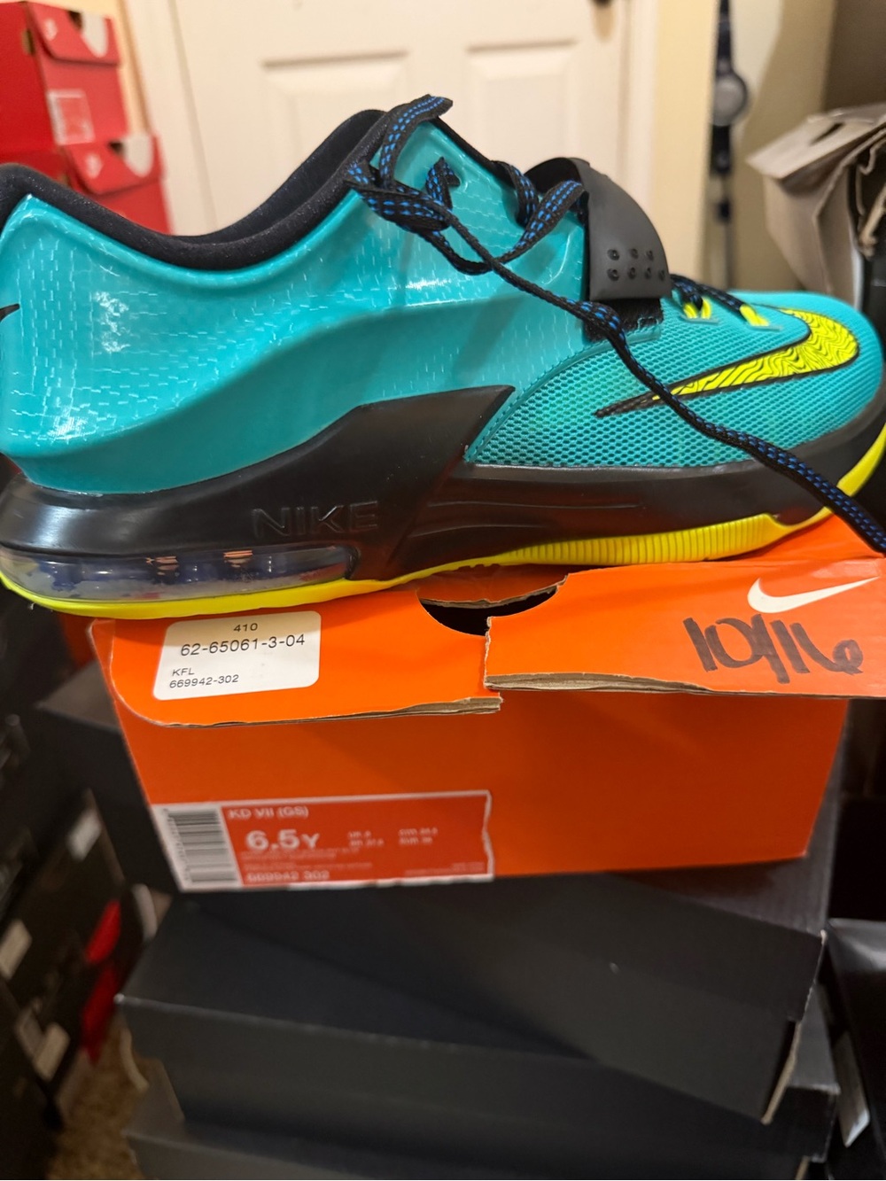Nike KD Turquoise & Yellow Low-Top Sneakers
